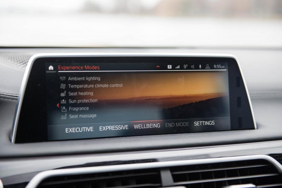 Детали интерьера BMW 750Li xDrive M Sport (G12) 2019 года  (NA) (фото 3 из 15)